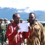 belasan anggota dan simpatisan opm kodap viii intan jaya ikrar setia kepada nkri