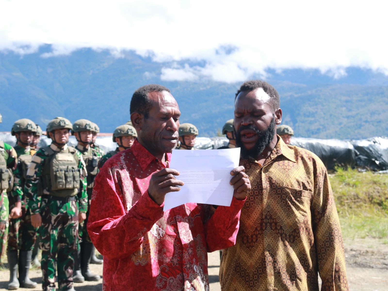 belasan anggota dan simpatisan opm kodap viii intan jaya ikrar setia kepada nkri