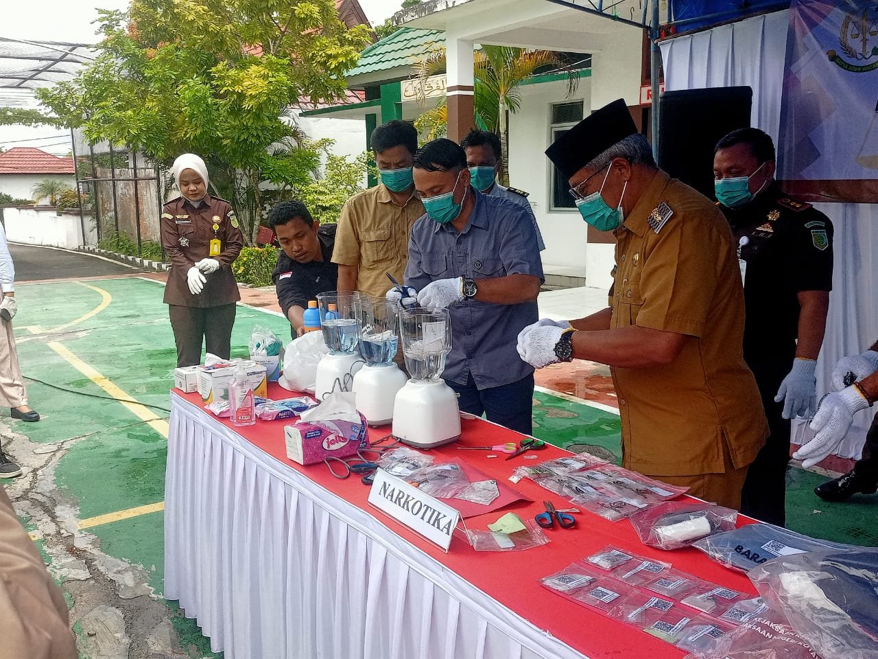 Wartawan soroti barang bukti yang dimusnahkan oleh kejaksaan negeri kotawaringin Barat aa0969a5 8a24 4e01 98ed bf747e1e852d