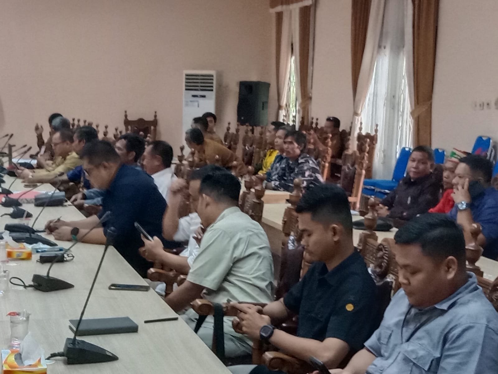 Bagian Persidangan Alpian sampaikan kepada awak Media Rapat Dengar Pendapat dilakukan tertutup wartawan pertanyakan ? 3b7286ba f9f4 437a 96c8 cfc44b4ee02c