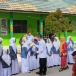 Bupati Masduki Tinjau Langsung Penyaluran Seragam Sekolah Gratis di Sukamara img 20260729 wa0022