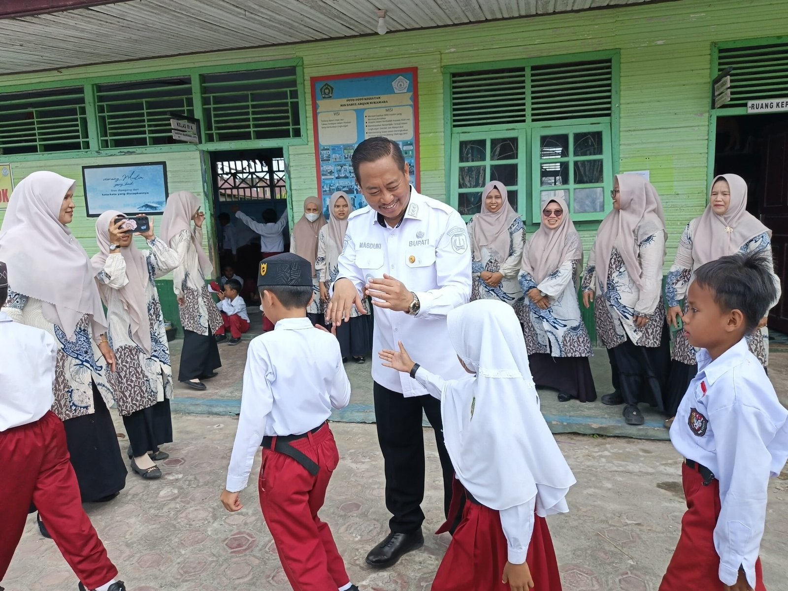 Pemkab Sukamara Bagikan 3.231 Paket Seragam dan Tas Gratis, Tekan Angka Putus Sekolah di Tahun Ajaran Baru img 20260729 wa0025