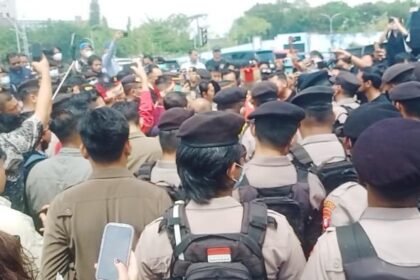 Aksi Peternak Ayam di Kantor PLN UP3 Palangka Raya Berlanjut, Ratusan Personel Polisi Disiagakan img 20260730 wa0064