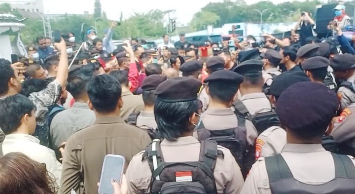 Aksi Peternak Ayam di Kantor PLN UP3 Palangka Raya Berlanjut, Ratusan Personel Polisi Disiagakan img 20260730 wa0064