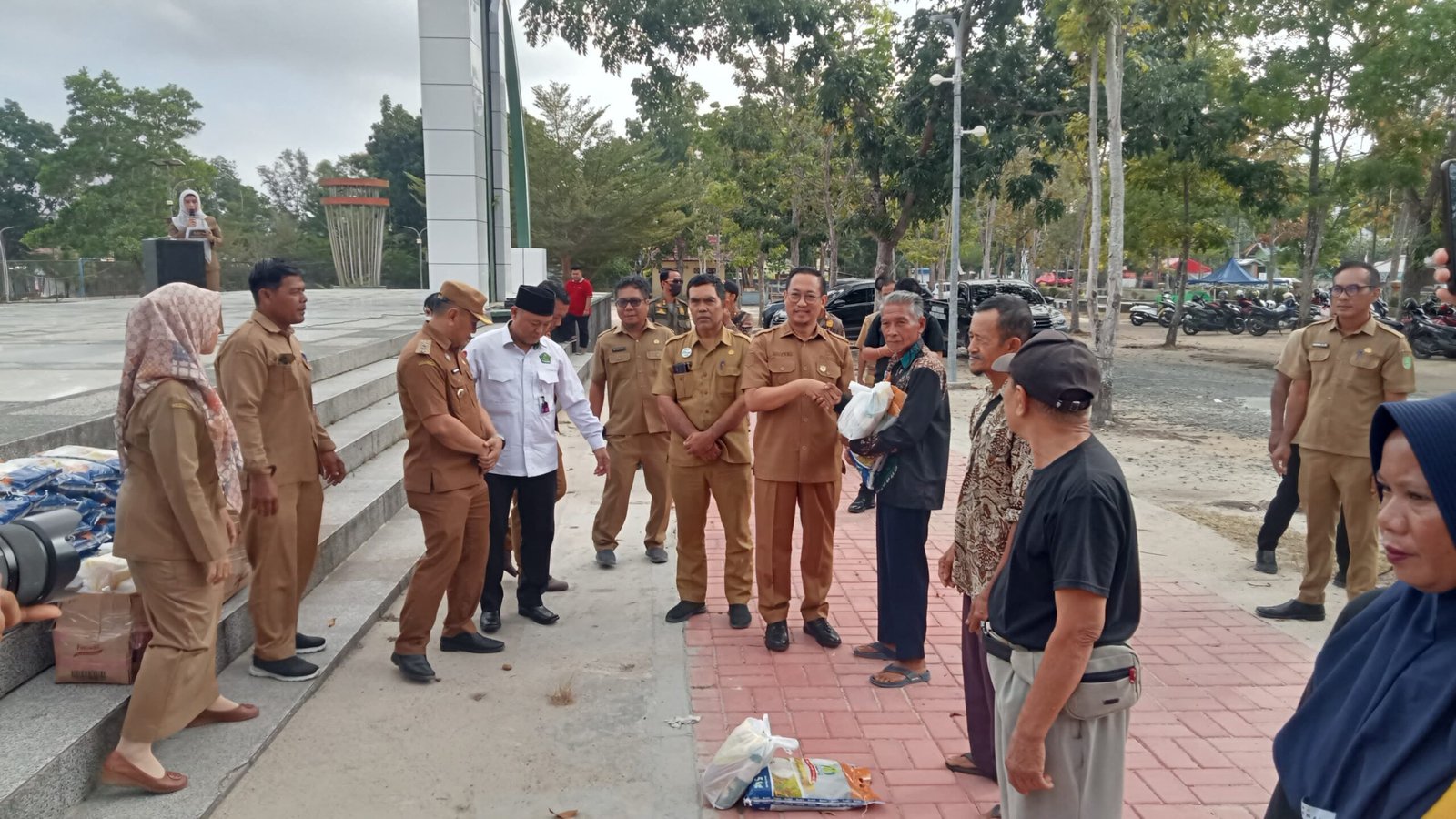 Bupati Sukamara Serahkan Bantuan Pangan Kartu Huma Betang Sejahtera (KHBS) untuk 1.966 Warga di Lima Kecamatan img 20260804 wa0095