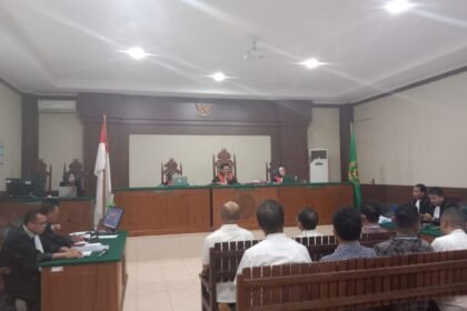 Sidang Perkara Tipikor Berlanjut, Hakim Periksa Bukti yang Disampaikan Para Terdakwa img 20260810 wa0012