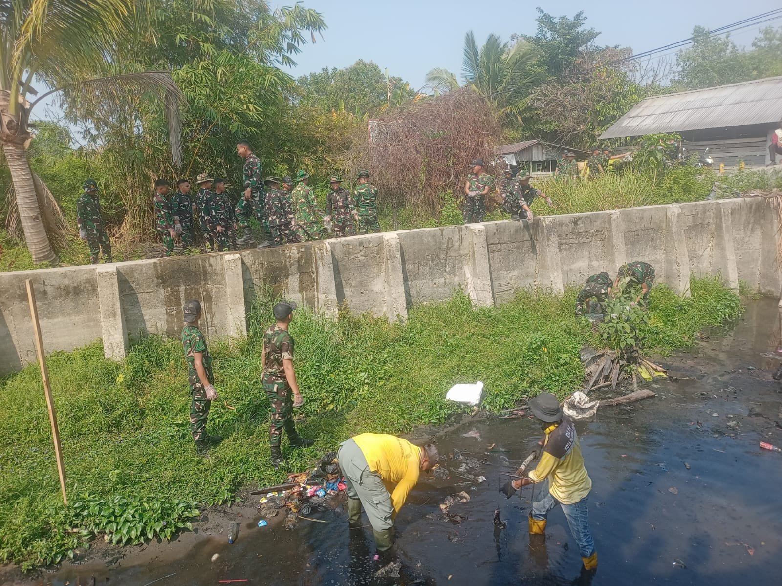 Kasdim 1016/ Palangkaraya Ajak Warga Jaga Kebersihan Sungai di Jalan Murjani Gang Suka Damai img 20260812 wa0010