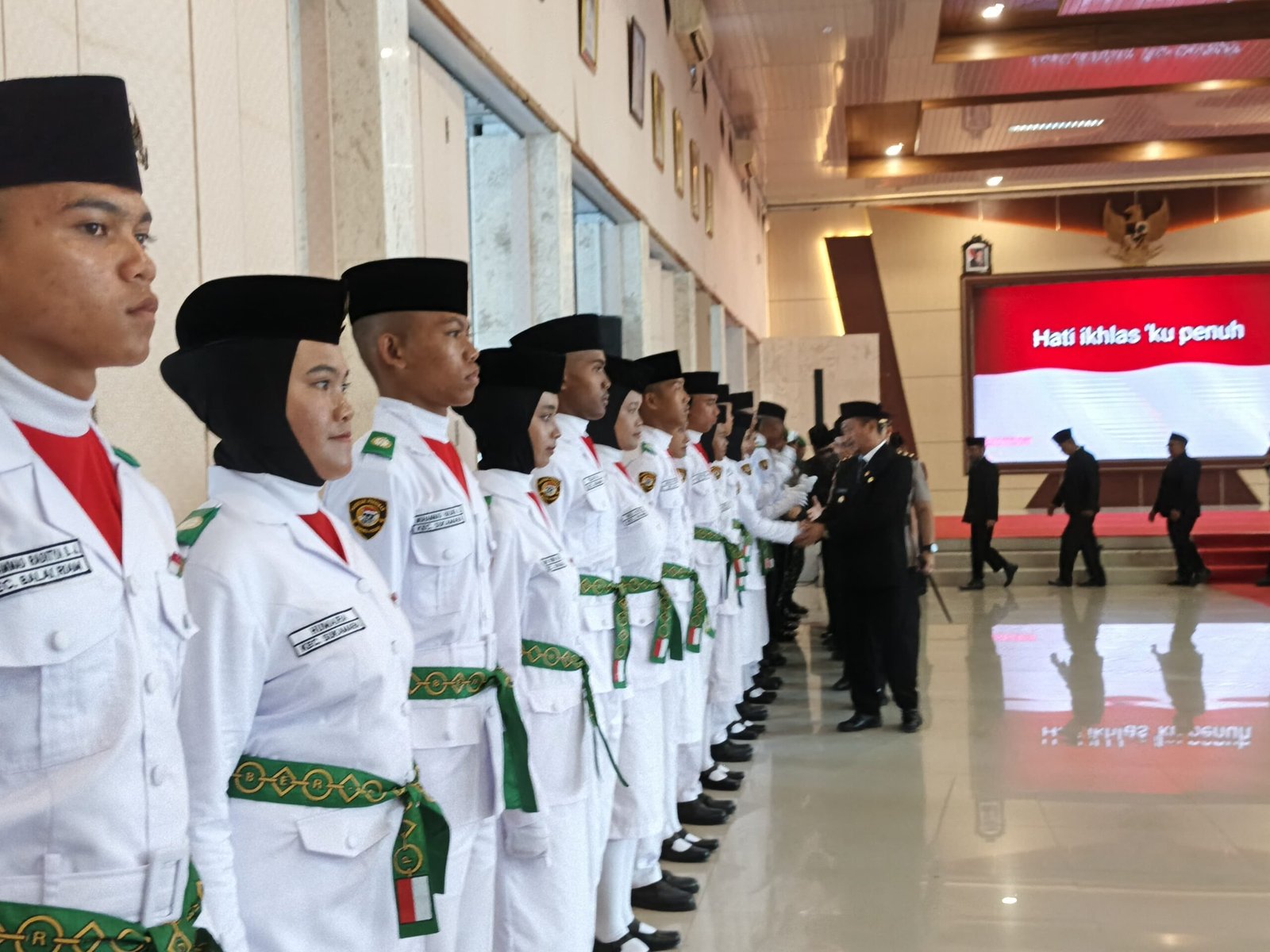 Bupati Sukamara Masduki Kukuhkan Anggota Paskibraka HUT ke-81 RI img 20260815 wa0101