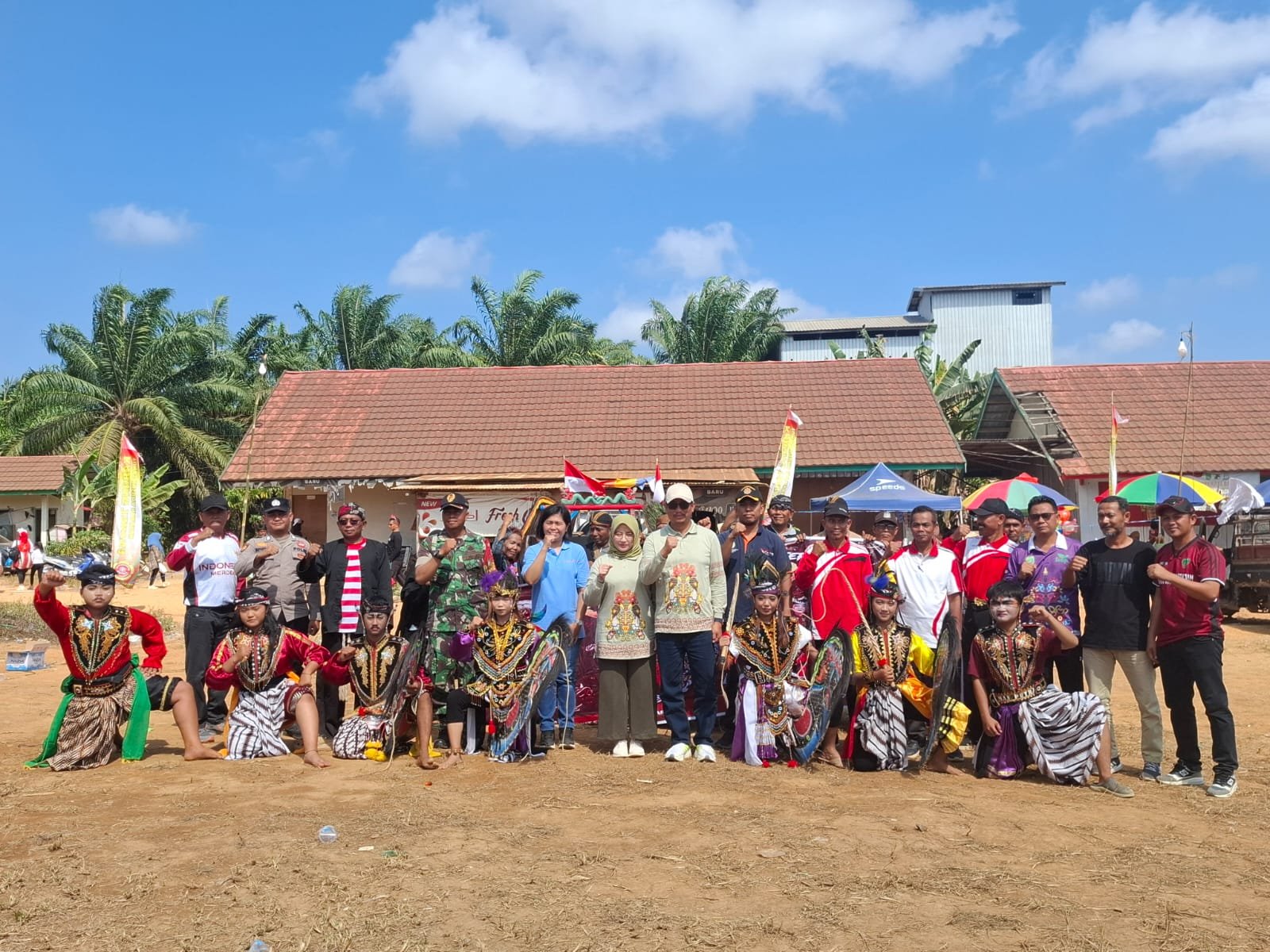 Bupati Sukamara Apresiasi Jalan Sehat dan Karnaval Karang Taruna Desa Bukit Sungkai: Momentum Pererat Persaudaraan dan Gali Potensi Desa img 20260816 wa0038