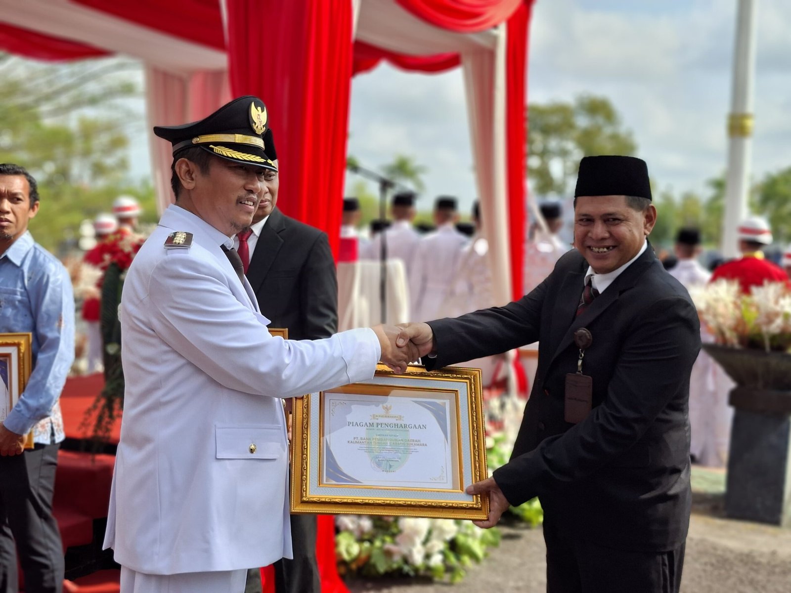 Sukseskan Pembangunan Daerah, Bupati Sukamara Masduki Beri Penghargaan untuk Perusahaan dan Perbankan Berprestasi img 20260817 wa0073(1)