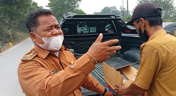 Dua Kades di Kotawaringin Lama Peduli Karhutla, Sumbangkan Genset dan Logistik untuk Relawan img 20260916 wa0003