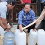 Bupati Sukamara Turun Tangan Salurkan Bantuan Air Bersih ke Desa Kenawan img 20260918 wa0038