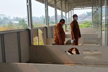 Belum Lama Difungsikan, Dinding Bangunan Pasar Sukamara Mulai Berlubang, Bupati Turun Cek Lokasi img 20260922 wa0017