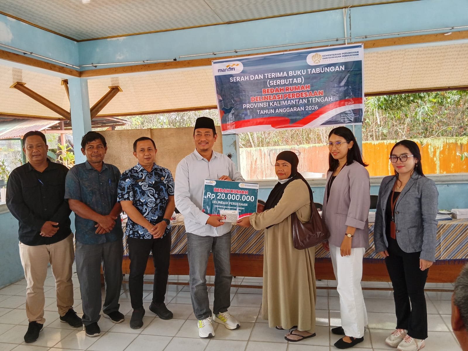 Bupati Sukamara Serahkan Buku Tabungan Program Bedah Rumah, Bukti Perhatian Pemerintah kepada Masyarakat img 20260925 wa0058