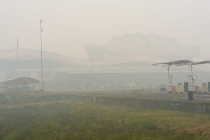 Palangka Raya Diselimuti Asap Tebal, Jarak Pandang Hanya Sekitar 15 Meter img 20260929 wa0056