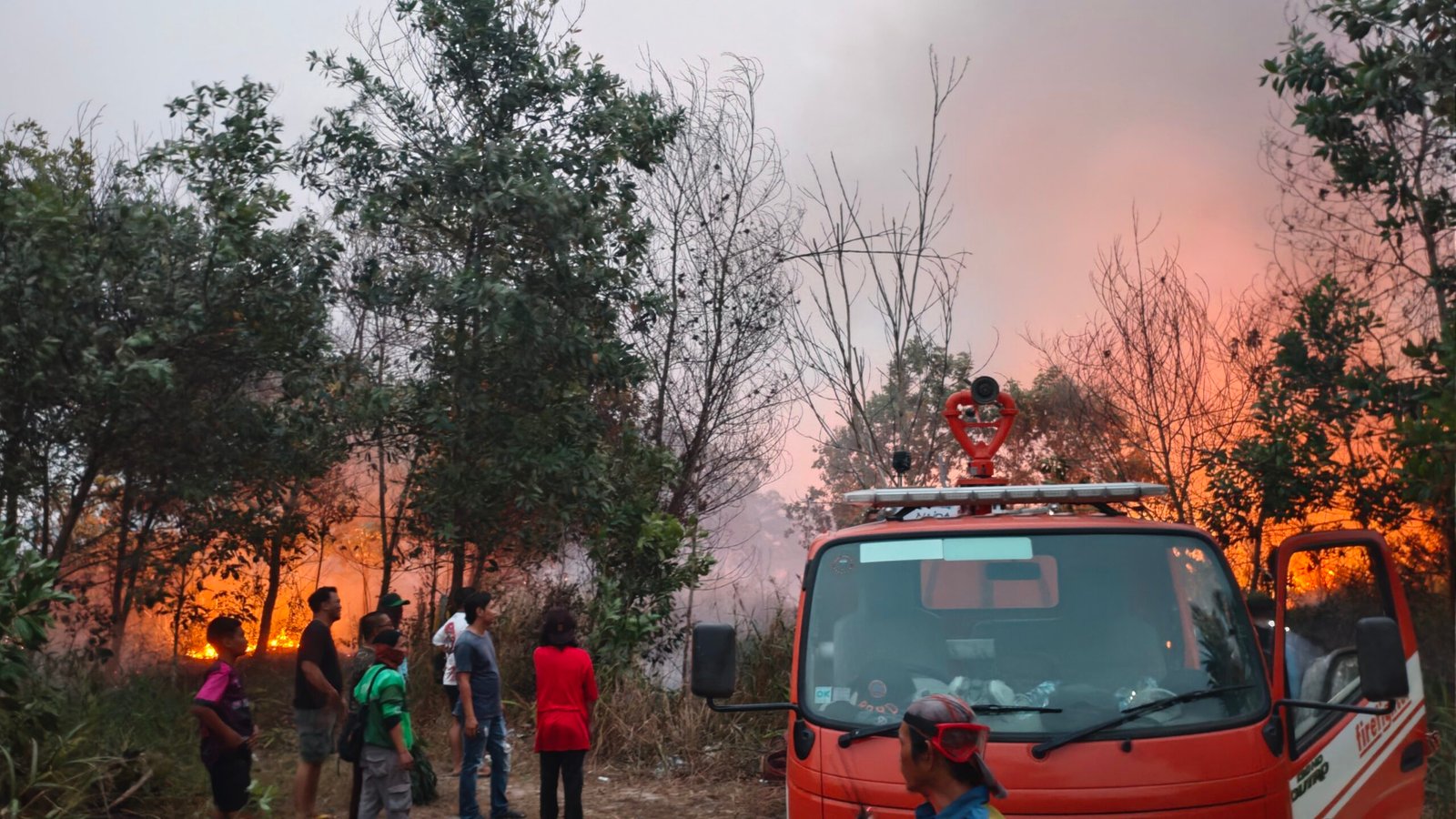 Karhutla Dekati Permukiman Warga Tatas, Tim Bergerak Cepat Padamkan Api img 20260922 174345