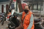 Di Tengah Kabut Asap, Sudirman Juru Parkir Pasar Indra Sari Tunjukkan Kepedulian dengan Membagikan Masker img 20261013 wa0010