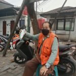 Di Tengah Kabut Asap, Sudirman Juru Parkir Pasar Indra Sari Tunjukkan Kepedulian dengan Membagikan Masker img 20261013 wa0010