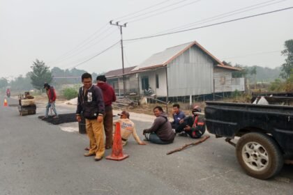 PUPR Sukamara Gaspol Pemeliharaan Jalan Kartamulia, Kenyamanan Warga Jadi Prioritas img 20261020 wa0014