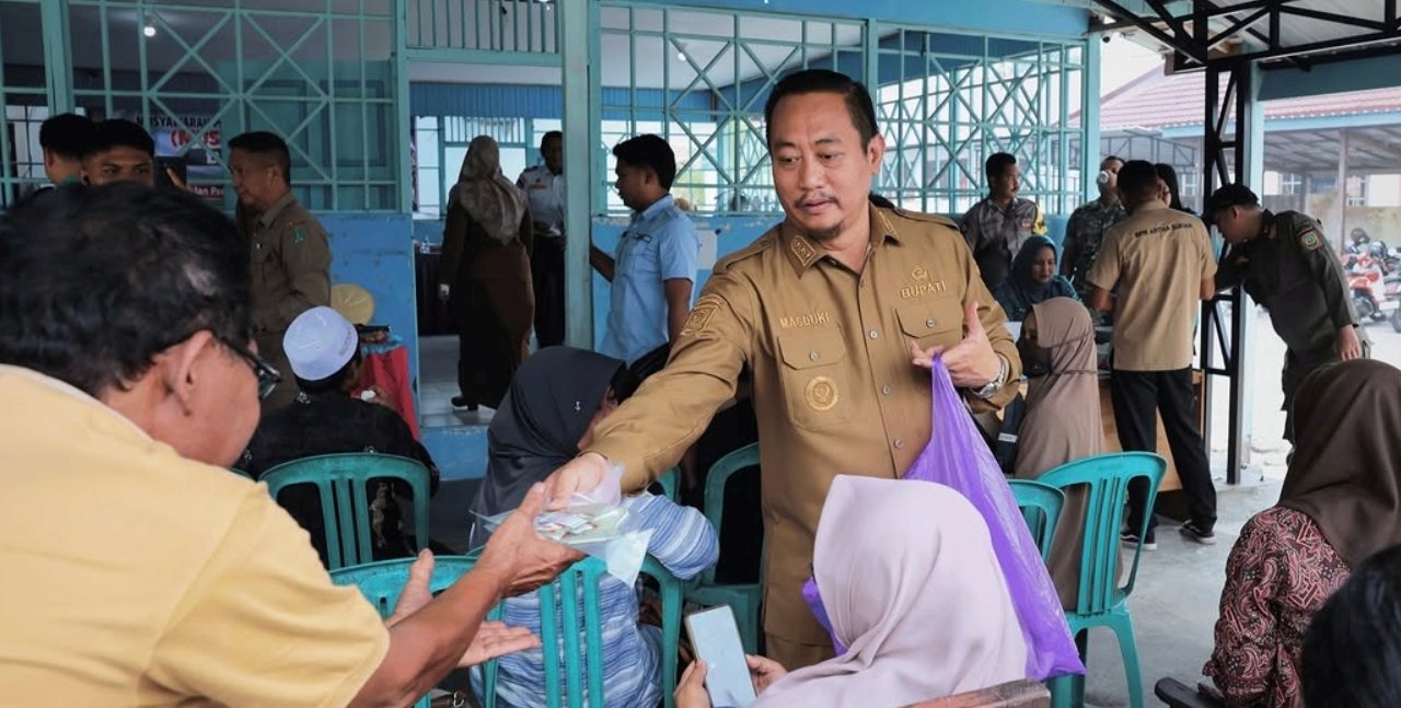 Cegah Karhutla, Bupati Masduki Serahkan Bantuan Alat Pemadam kepada Desa, Kelurahan, dan Masyarakat Peduli Api img 20261021 191531