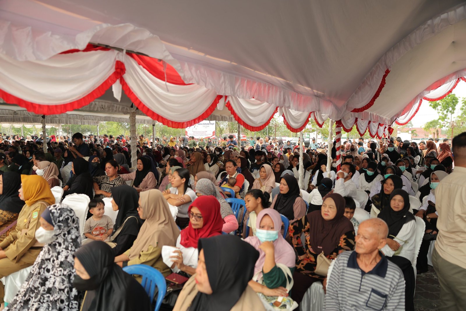 Ratusan Warga Rasakan Manfaat Bantuan Beras, Kepedulian Pemprov Kalteng Jadi Perhatian Masyarakat save 20261007 184629